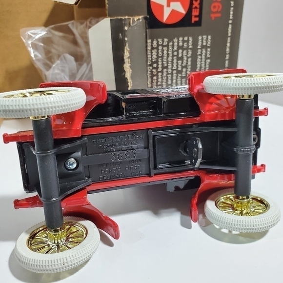 Die Cast Texaco 1905 Ford Delivery Car locking coin bank w/key - Picture 7 of 10